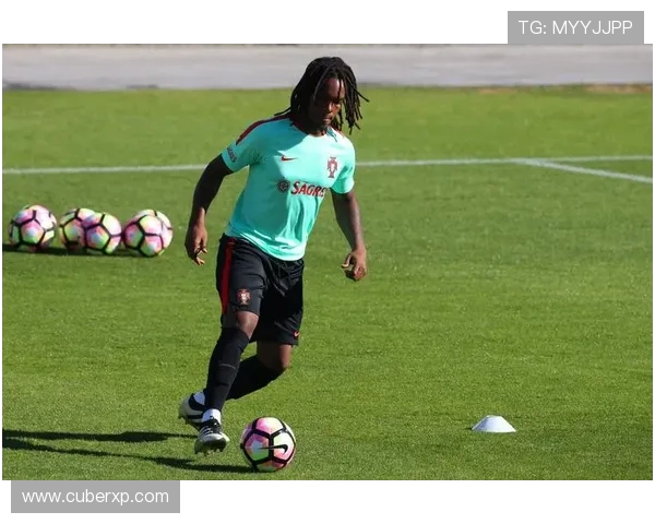 C罗赛前热身上演凌空插花脚破门 引爆全网惊艳表现引发热议